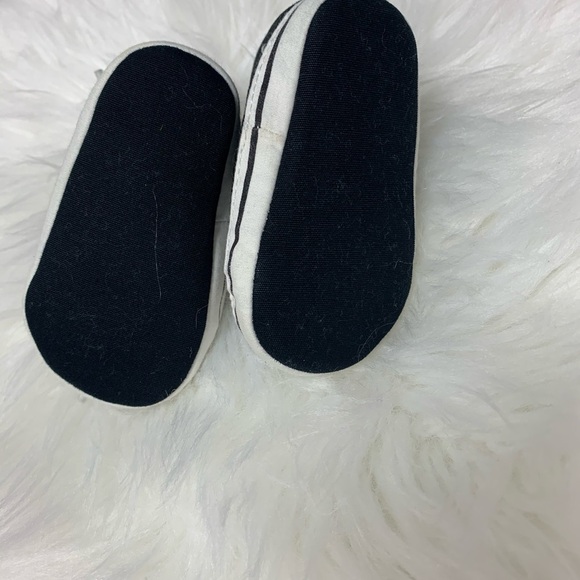 5/$35💥Newborn Sneaker Booties - Picture 4 of 4